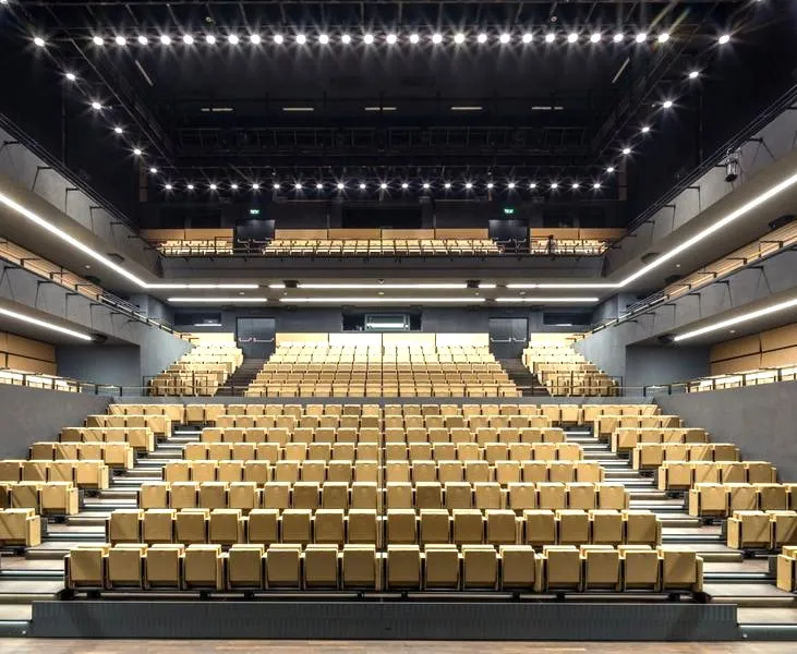 Część widowni w teatrze – hasło do krzyżówki i odpowiedź