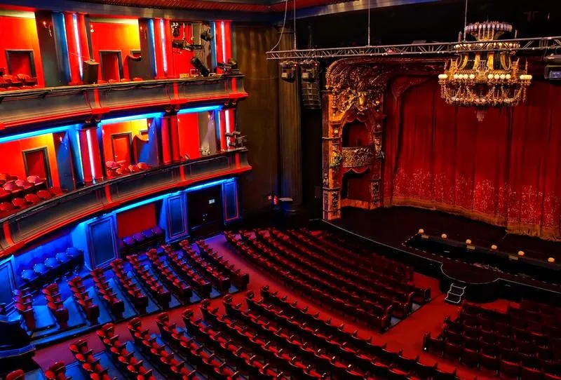 Najlepsze spektakle w teatrze Roma – repertuar, terminy i bilety