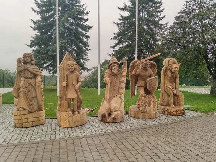 Niesamowite rzeźby z drewna – efektowna dekoracja wnętrza i ogrodu