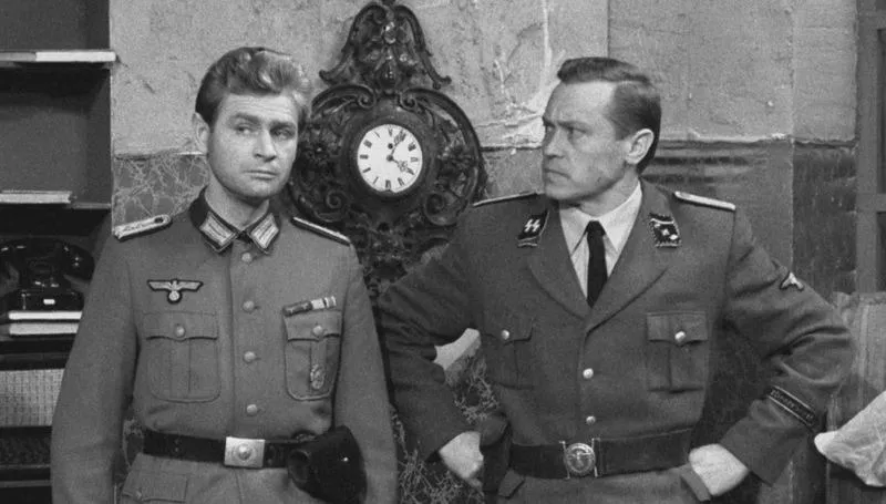 Odkrywając teatr sensacji: Stawka większa niż życie – historia, obsada i znaczenie tej kultowej produkcji
