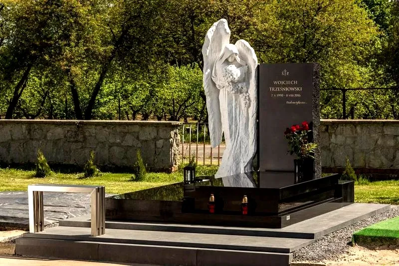 Pomnik z rzeźbą – jak wybrać nagrobek z charakterem