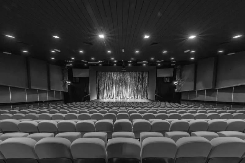 Prezent urodzinowy w Teatrze Capitol – bilety, obsada i terminy