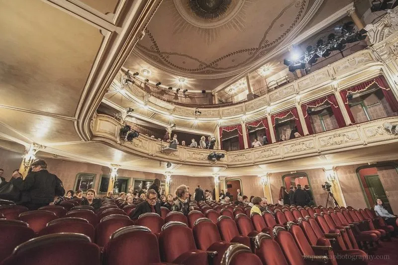 Przewodnik po zniżkach na bilety dla seniorów w Teatrze Polskim