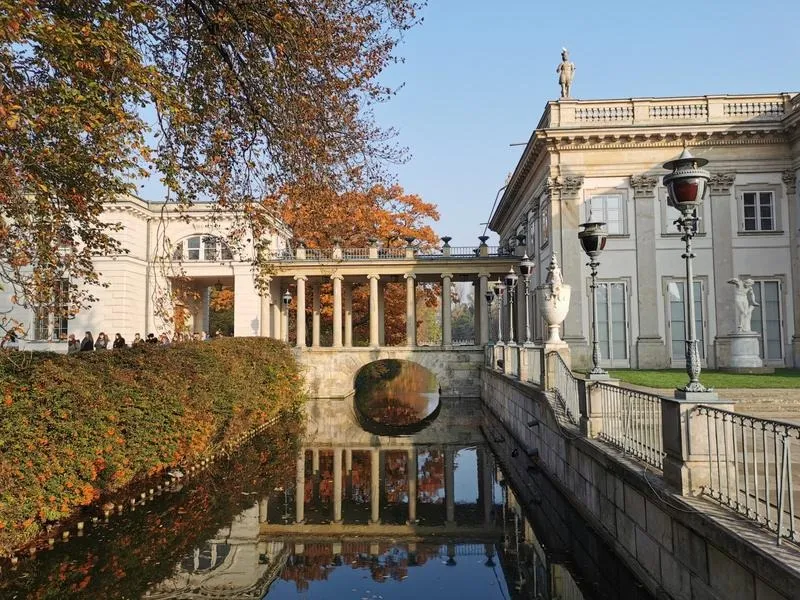 Rzeźby w Łazienkach Królewskich: Fascynujące historie, które zachwycają odwiedzających