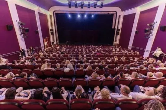 Teatr Apollo w Poznaniu - odkryj jego historię, najnowsze wydarzenia i gdzie kupić bilety