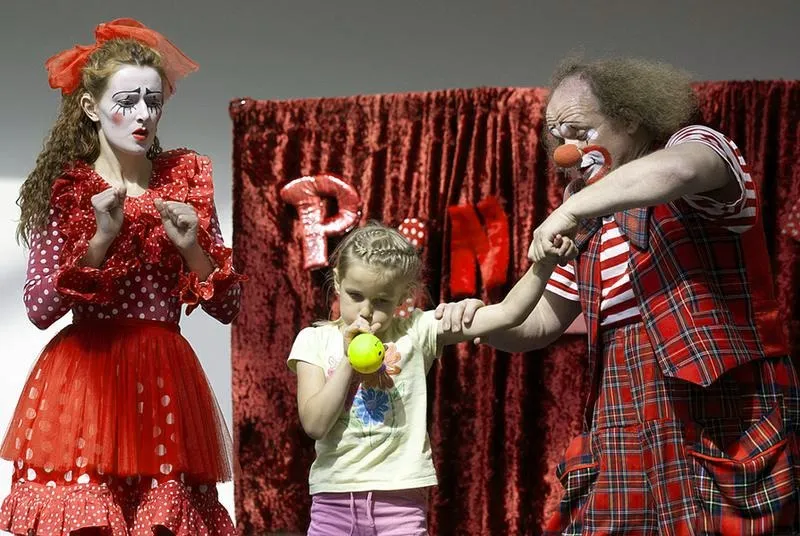 Teatr Pinezka: Odkryj historię, spektakle i magiczny styl ulicznego teatru