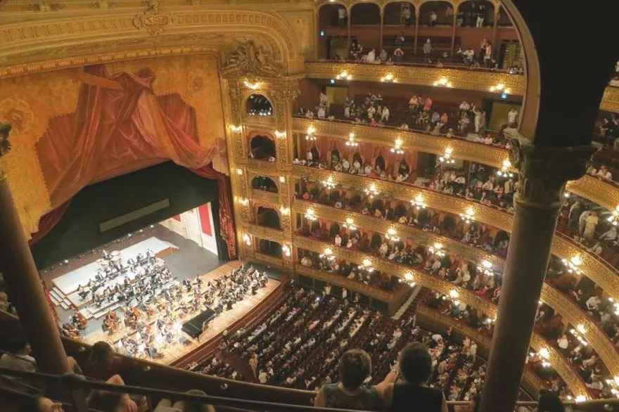 Teatry w Warszawie – odkryj fascynujące miejsca i ich historię