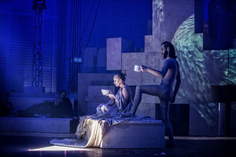 Uczta teatr nowy: jak odkrywanie sztuki może pobudzić filozoficzne refleksje