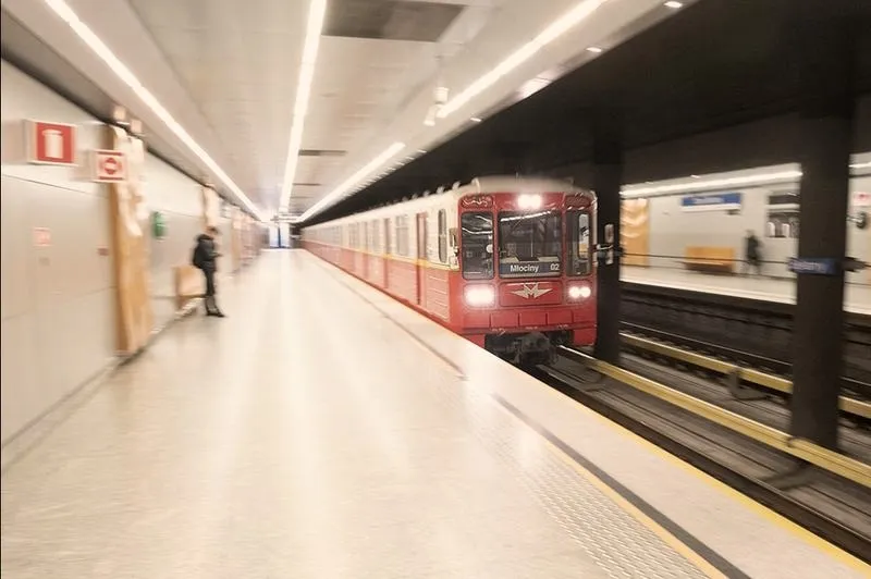 Warszawskie metro spektakl – odkryj niezapomniane występy na scenie!