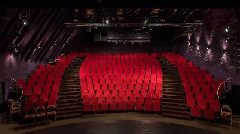 Zanurz się w magię: odkryj repertuar Teatru Polonia i nie przegap nadchodzących spektakli