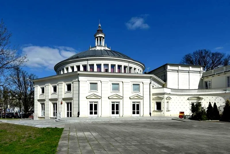 Znajdź idealną drogę do Teatru Komedia: mapa i wskazówki w Warszawie