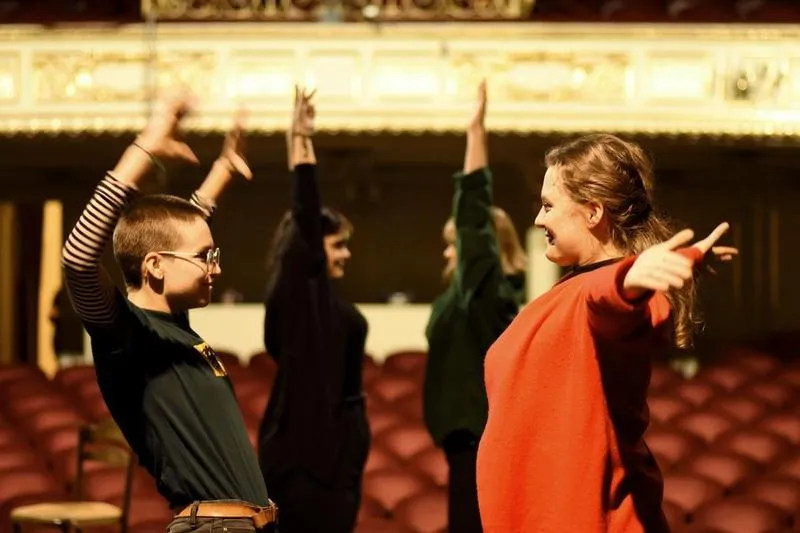 Kulturalne zachowanie w teatrze