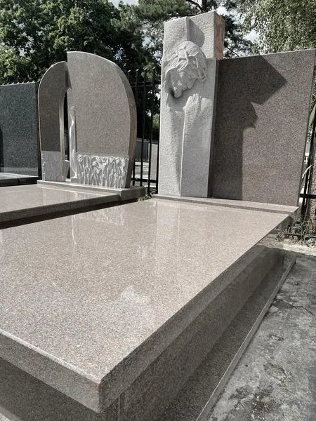 Nagrobek z rzeźbą