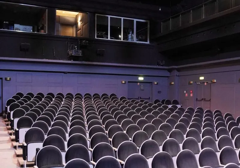 Parkowanie przy teatrze Syrena