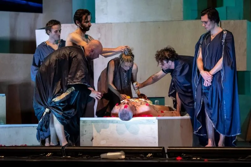 Teatr odzwierciedla dylematy